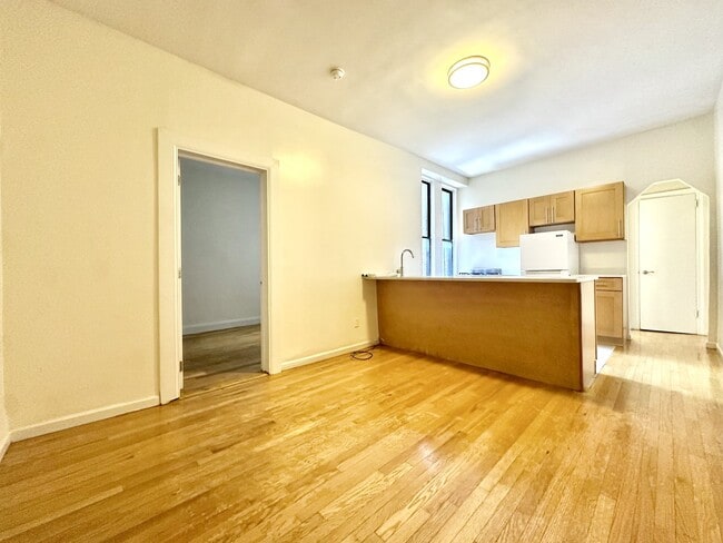 Building Photo - 12 Pinehurst Ave Rental