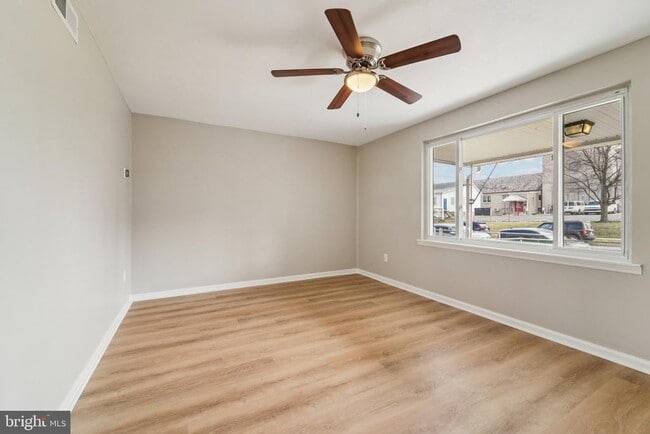 Photo - 7926 Bank St