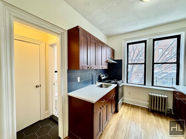 Photo - 79 STREET Stunning 2 bedroom close to all Unit 2B