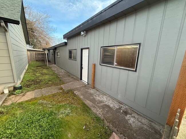 Photo - Studio apartment with a large garage in Eugene!