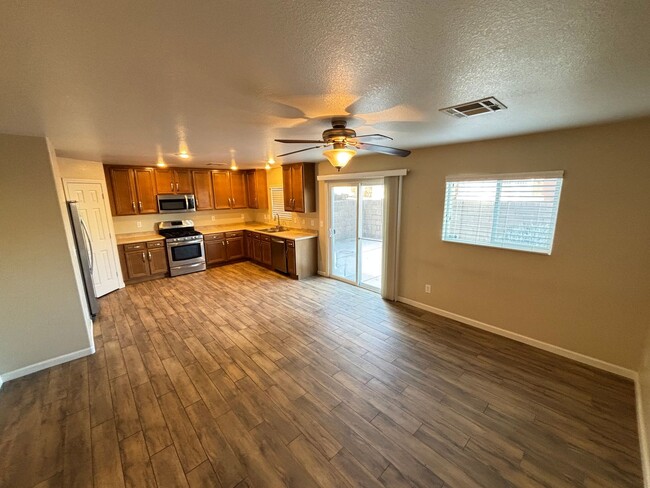 Photo - Gorgeous 3Bed/2.5Bath, 2-Story Home located in the SW part of the valley