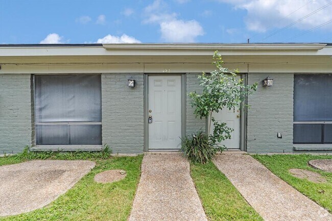 Building Photo - 612 W 51st St Rental