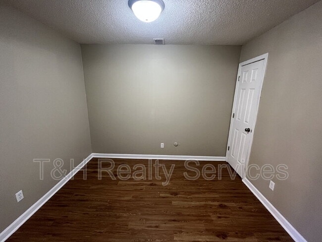 Photo - 1090 Greenwood Trail W Dr