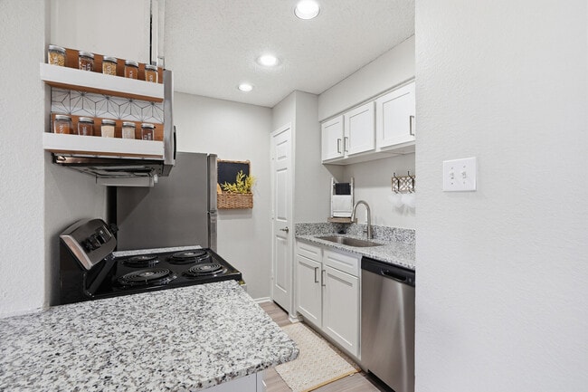1BD, 1BA - 674SF - Kitchen