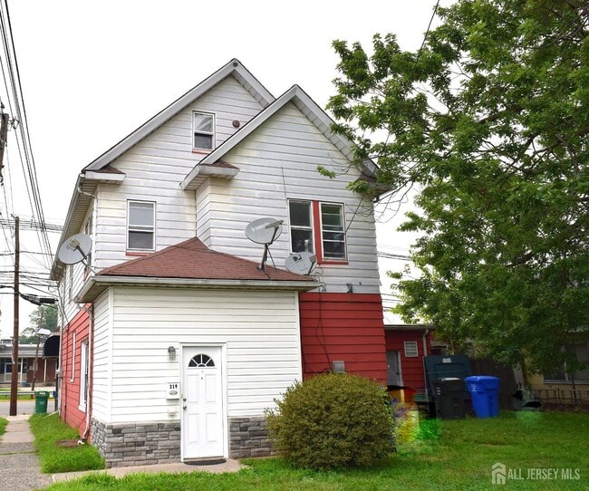 Building Photo - 219 Avenel St Rental