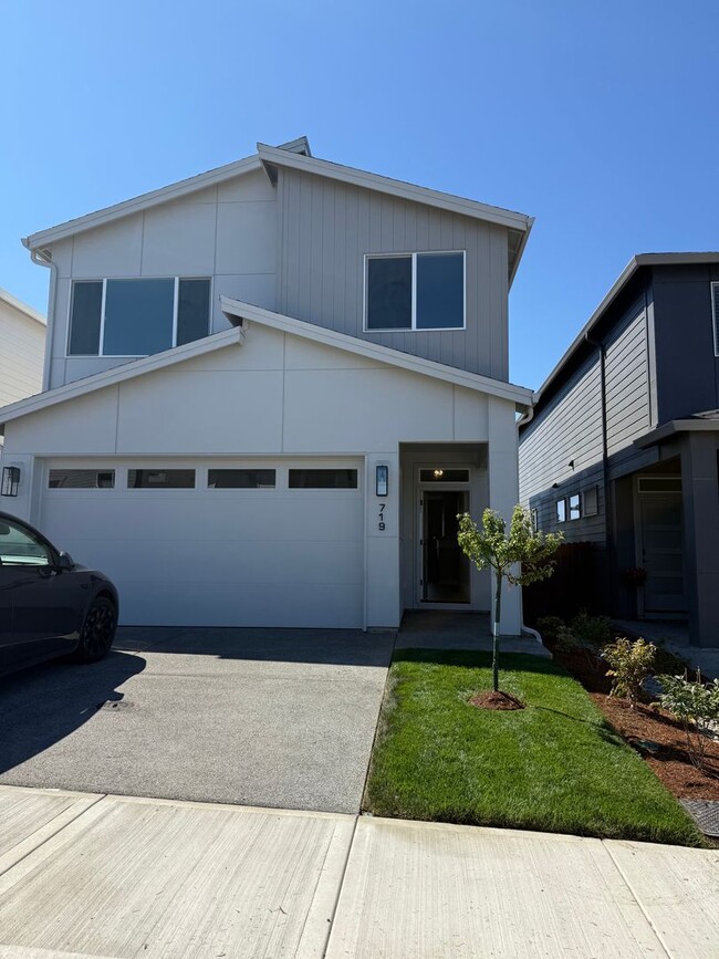 Photo - Beautiful Ridgefield Home with Modern Finishes, Spacious Layout, Attached Garage, and Convenient ...