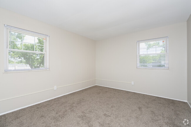 2BR, 1BA - 844SF - Primary Bedroom