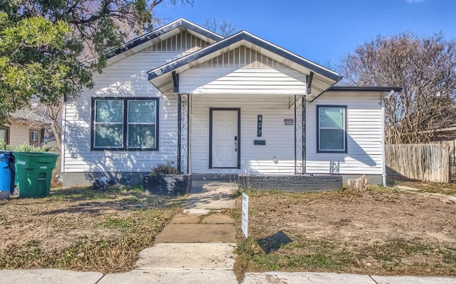 Building Photo - 427 E Southcross