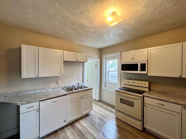 Building Photo - 100 N Lake Ave Unit Upper B Rental
