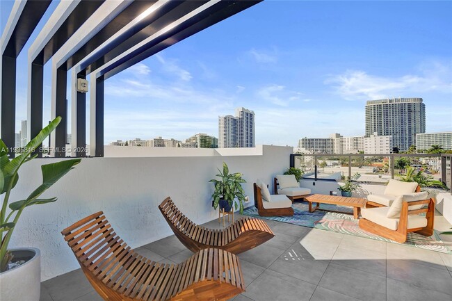 Building Photo - 1030 15th St Unit PH5