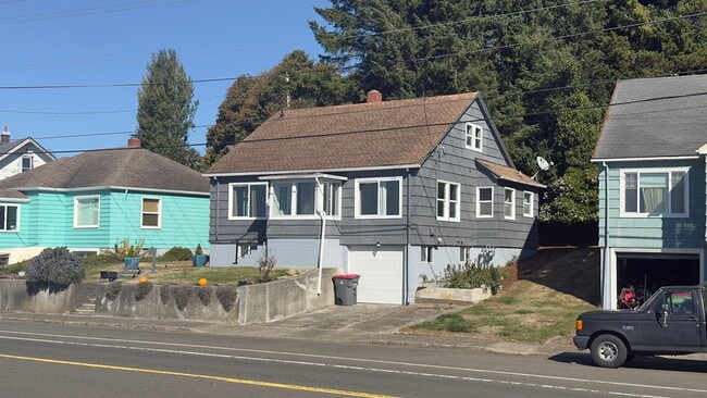 Photo - 627 W Marine Dr