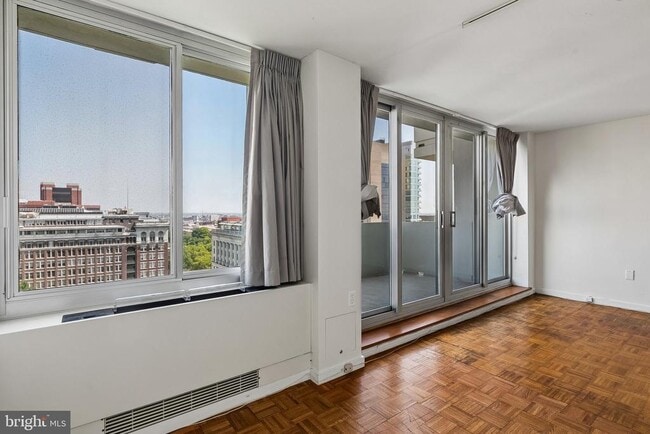 Building Photo - 604 S Washington Square Unit 2104