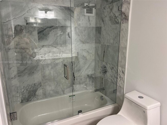 Photo - 555 NE 15th St Unidad 411