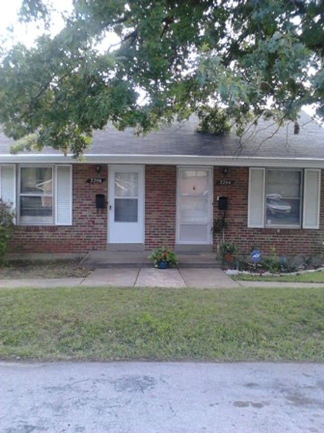 Building Photo - 2206 Woodson Rd