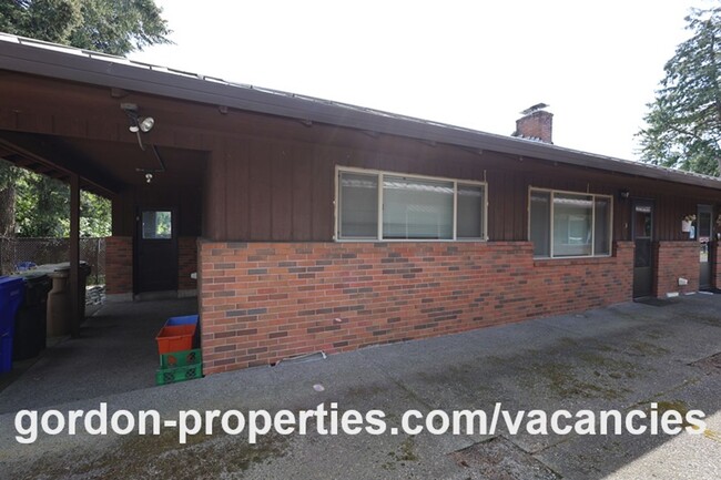 Photo - SE Cedar Ave - Single level 2 bedroom unit in duplex