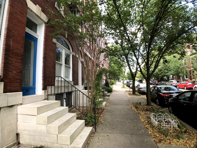 Tree lined street - 2514 N Calvert St Unidad 3rd Floor Apartment