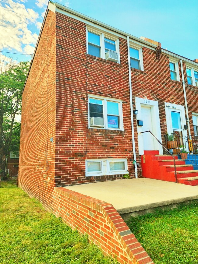 Building Photo - 2601 N Heald St