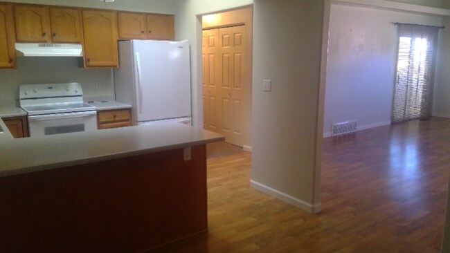 Photo - 913 S Harmony Pl