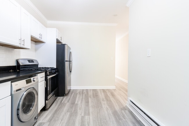 Photo - 730 W Roscoe St