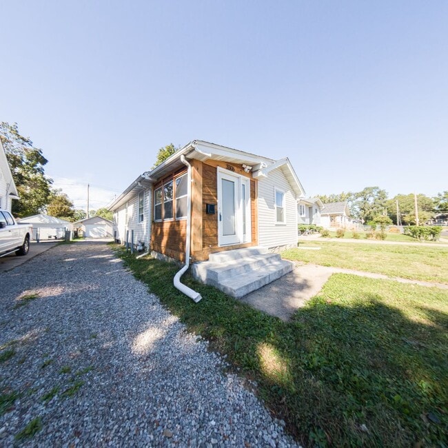 Photo - 2 Bedroom 1 Bath 1 Stall Garage For Rent