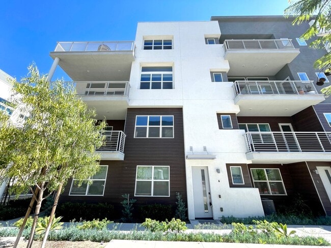 Stunning 3B/3BA 4-story Upgraded Home w/ P... - Stunning 3B/3BA 4-story Upgraded Home w/ P...