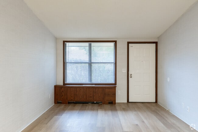 1BR, 1BA - 576SF - Living Room - Wentworth
