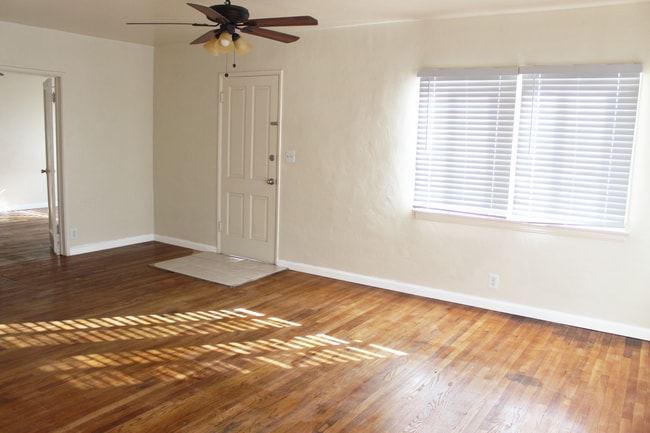 Photo - 278 W Ave L Unidad Front House