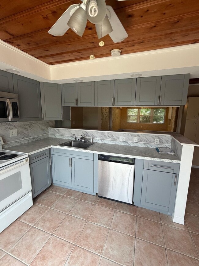 Photo - 5601 Pierce St