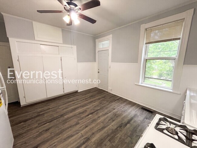 Photo - 1 Bed, 1 Bath Condo with Modern Amenities / Available Now! Unidad a