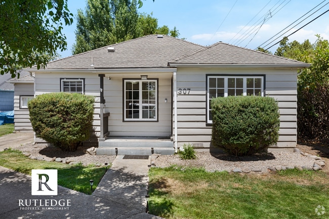 Building Photo - Central Medford Cutie Rental