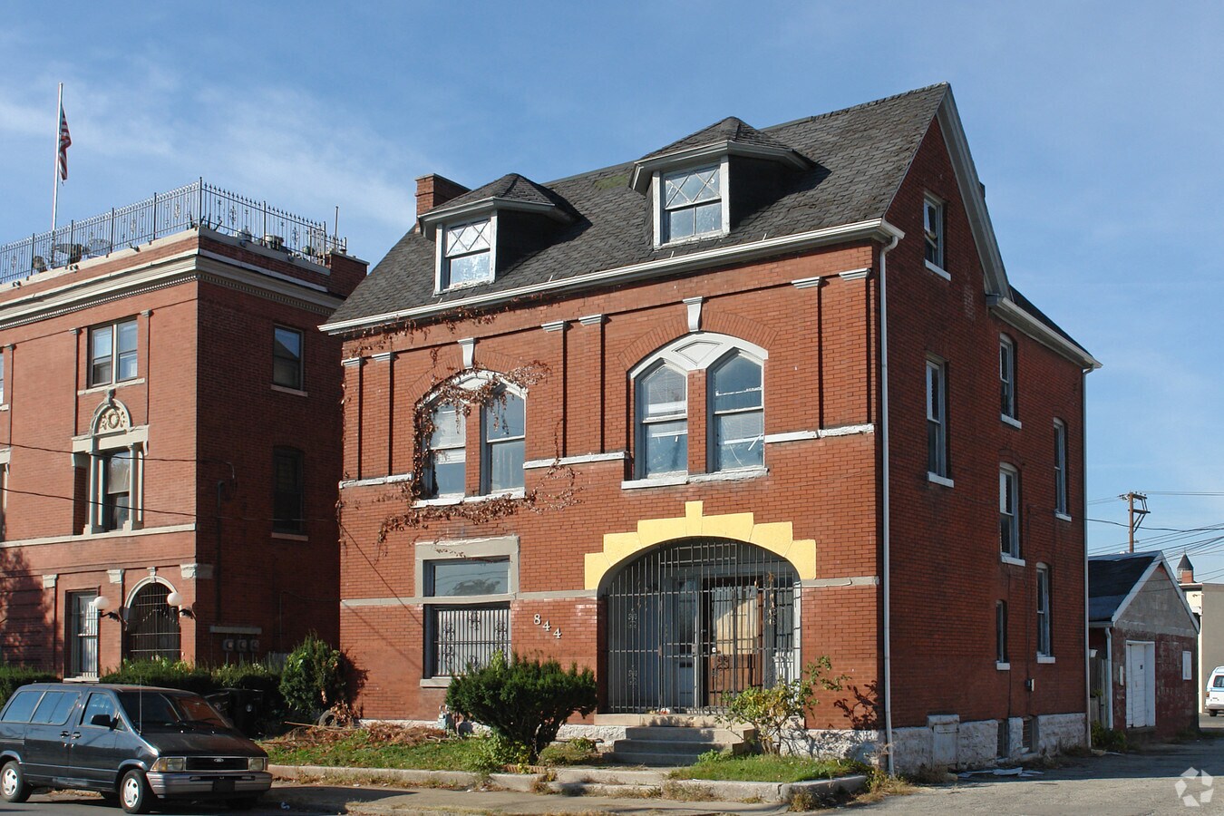 Photo - 844 S 2nd St Apartments