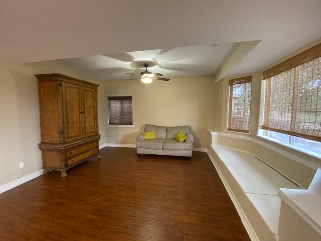 Photo - 220 Eagle Pines Dr