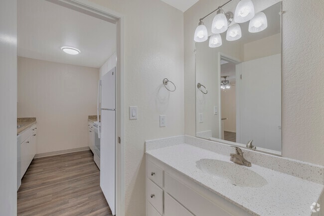 2BR, 1.5BA - 1040 SF - Bathroom