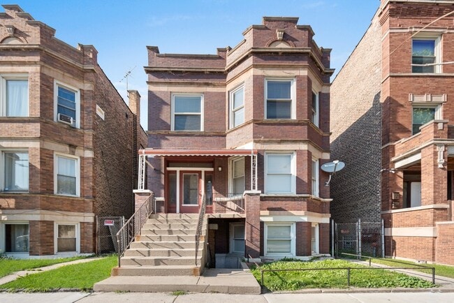 Building Photo - 4116 W Cermak Rd Unit 2 Rental