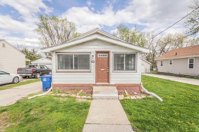 Building Photo - Spacious 2 bedroom 1 bath home