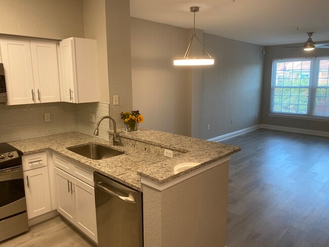 Granito, acero inoxidable, grifería Moen - 23660 Walden Center Dr Unidad 310