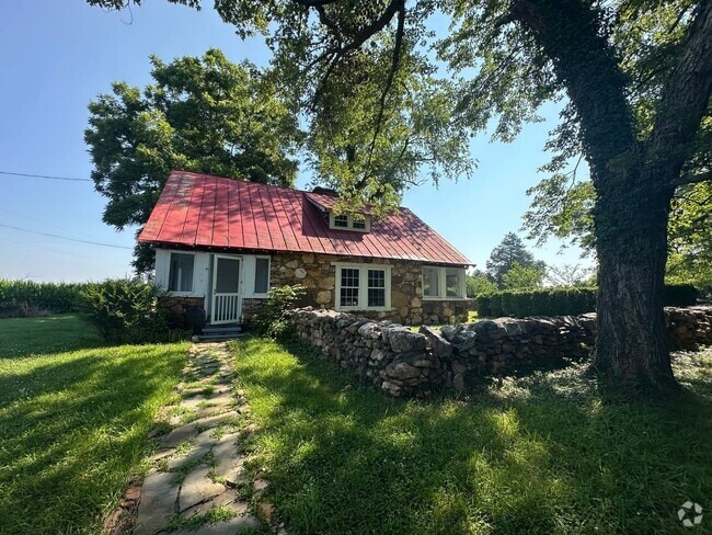 Building Photo - Charming 4 Bedroom House in Bedford