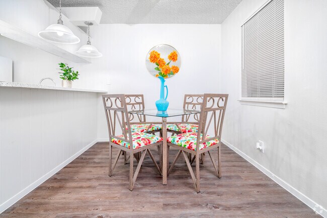 1BR, 1BA - 578SF - Dining Room - Town View