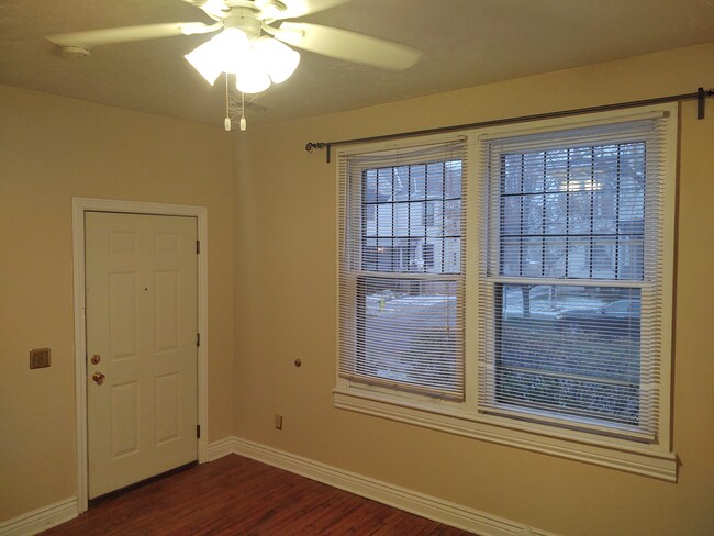 Living room southview with windows - 220 W Walnut St Apartamentos Unidad 7