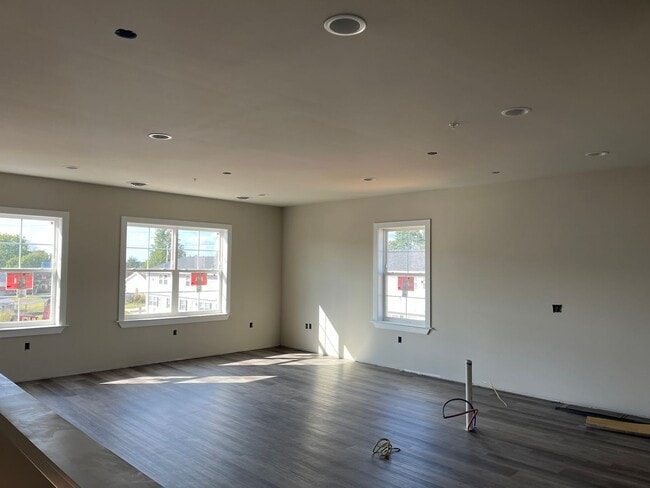 Building Photo - Salem Run Apartments Phase 2 Unit Apt. 201
