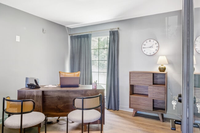 Photo - Easton Apartments