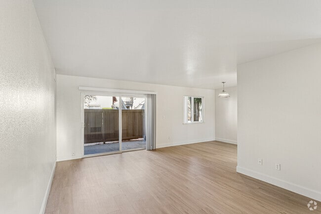 3BR, 1BA - 1,004SF - Living Room