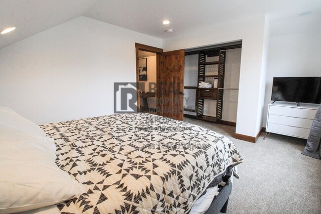 1029 4th Ave W