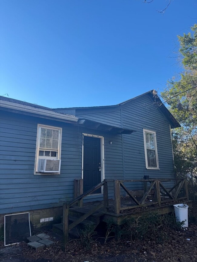 Building Photo - Charming Duplex