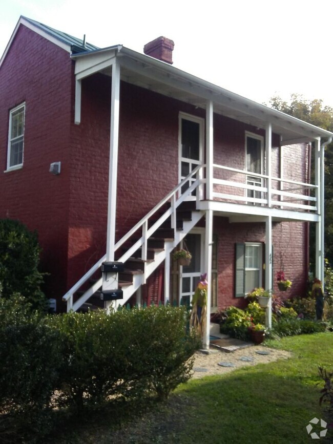 Building Photo - Fully Furnished First Floor Apartment
