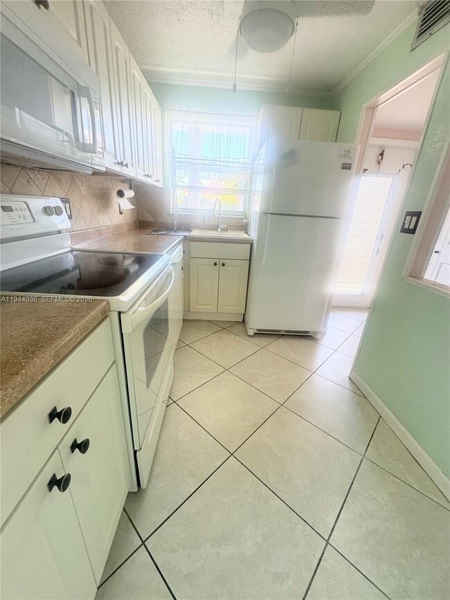 Building Photo - 8590 Sunrise Lakes Blvd Unit 109