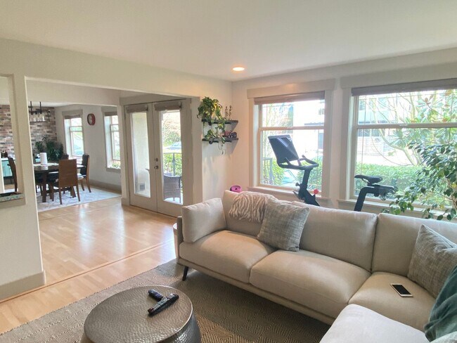 Photo - AVAILABLE NOW 3 BD 3.5 BA Townhome in Fremont