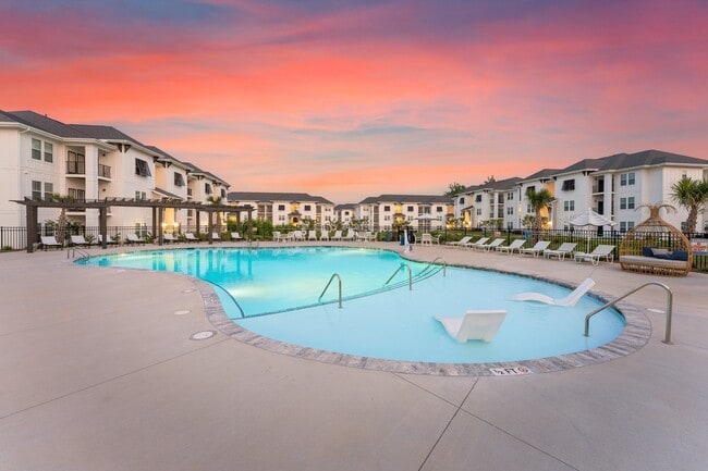 Building Photo - Monument at Ocean and Main