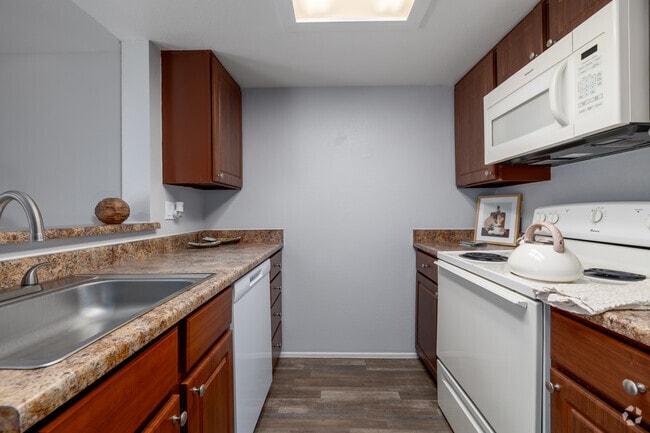 2BR, 2BA - 986SF - Kitchen