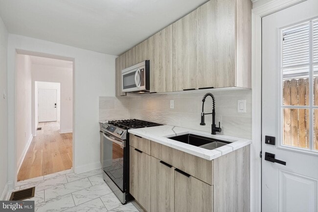 Photo - 7 E Oxford St